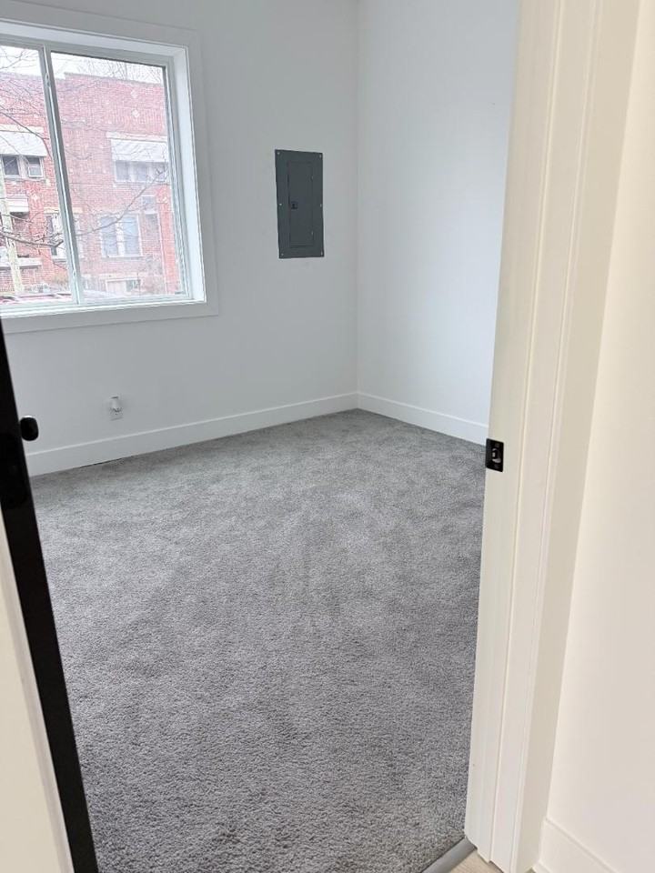 828 E Main St - Photo 3 of 4