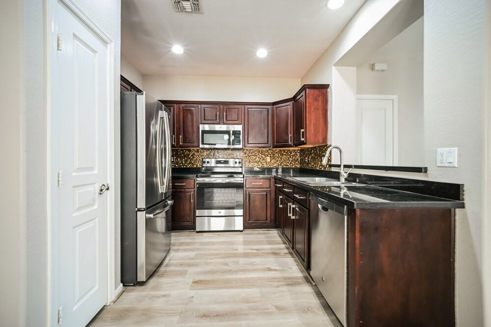 7032 S 7th Ln - Photo 7 of 17