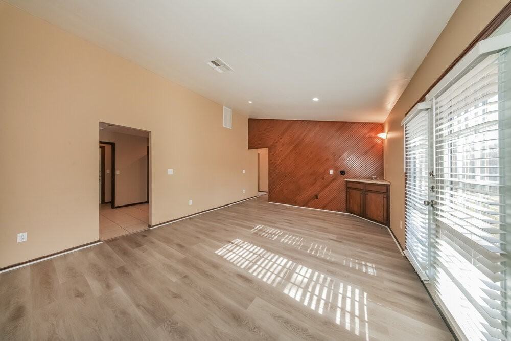 808 Waterview Rd - Photo 4 of 16