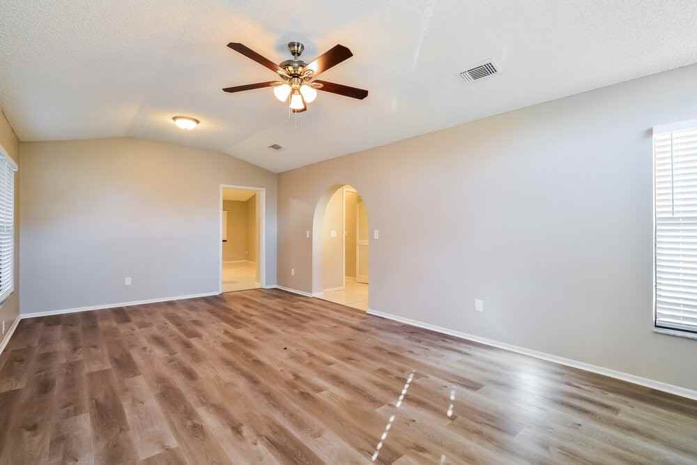 586 S Sundance Dr - Photo 4 of 16