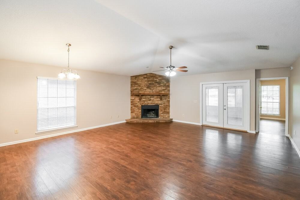 1653 Spring Oaks Ln - Photo 3 of 16