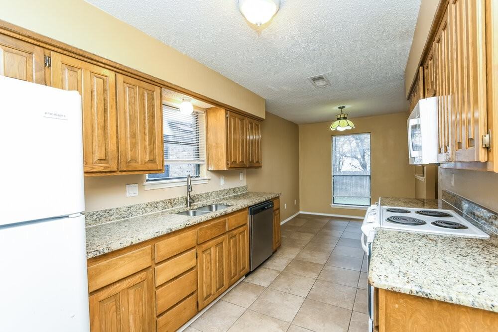 2854 Southpark Ln - Photo 7 of 16