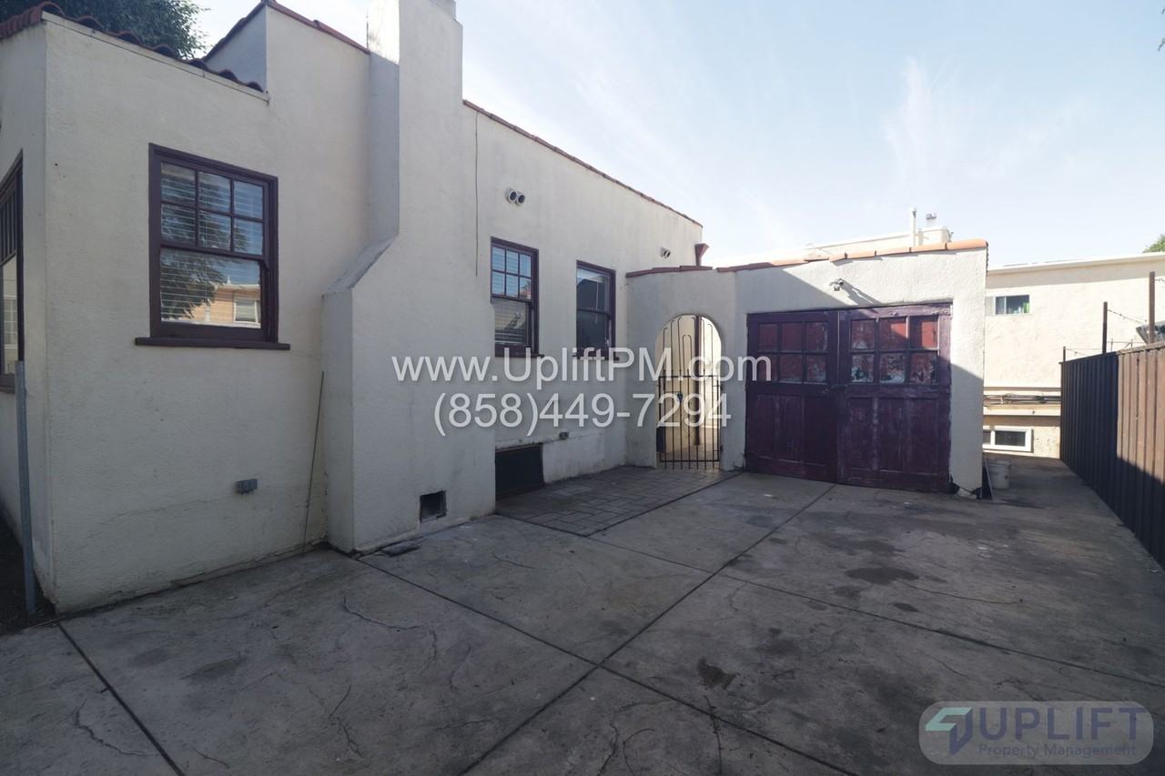 1730 Sunset Cliffs Blvd - Photo 2 of 12