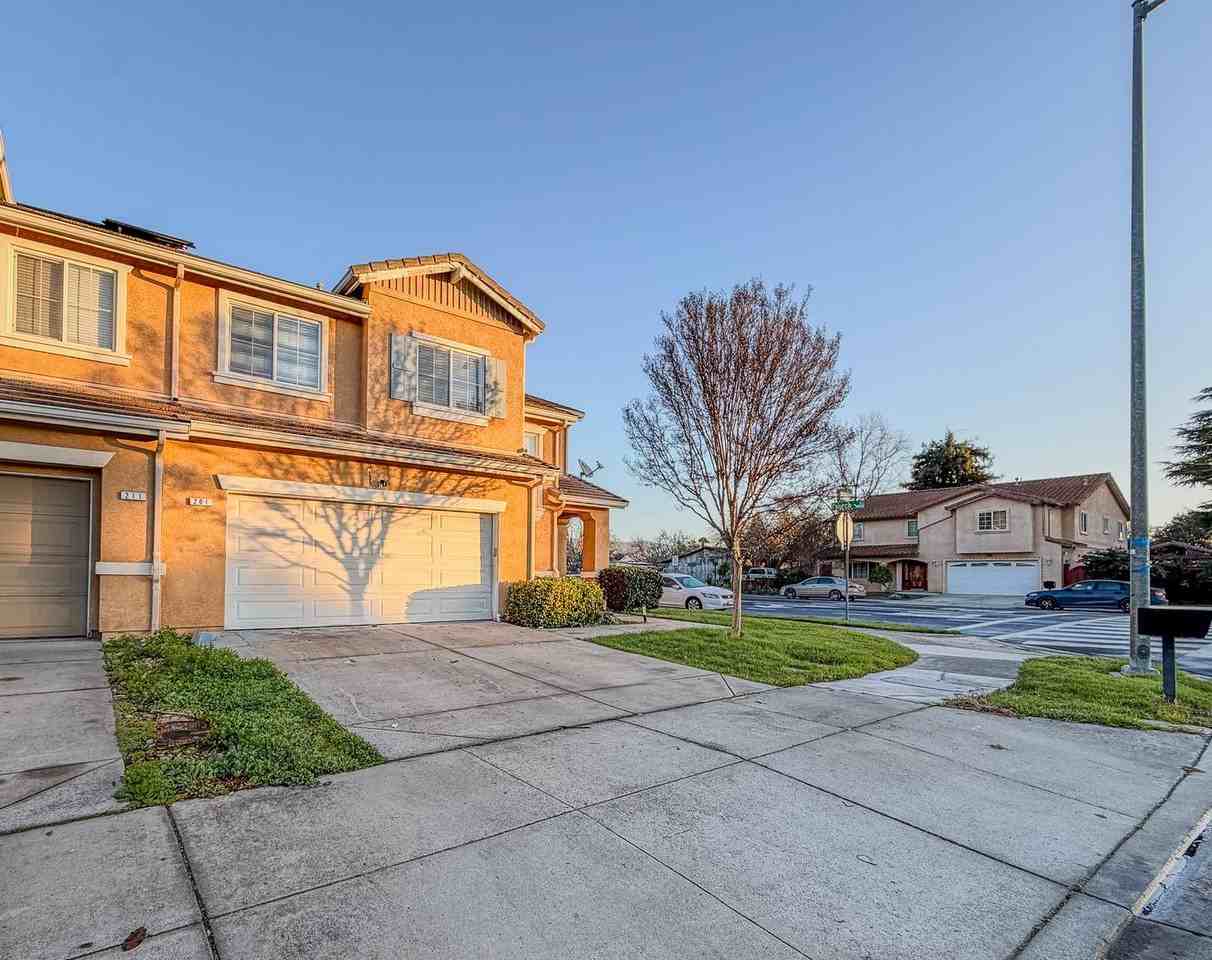 201 Ronan Ave - Photo 2 of 24