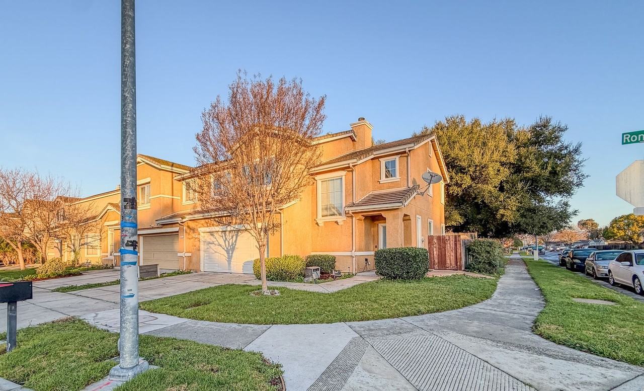 201 Ronan Ave - Photo 3 of 24