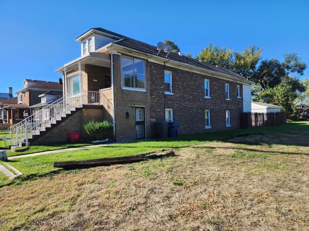 1048 Van Buren St - Photo 2 of 10