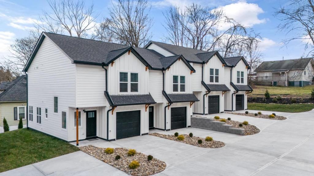 114 Shipman Dr - Photo 2 of 26