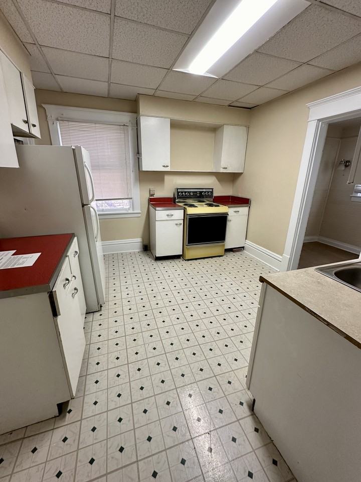 1212 8th St - Photo 4 of 11