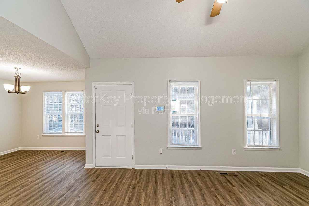 112 Burt St - Photo 3 of 27