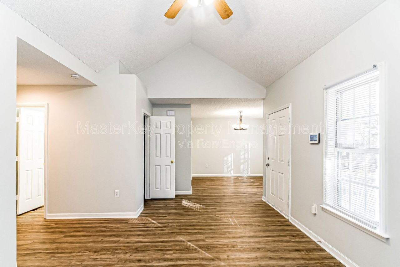 112 Burt St - Photo 4 of 27