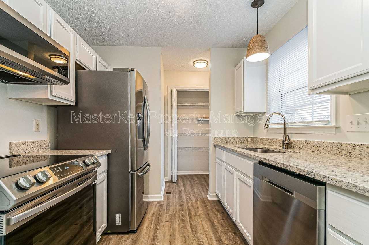 112 Burt St - Photo 6 of 27