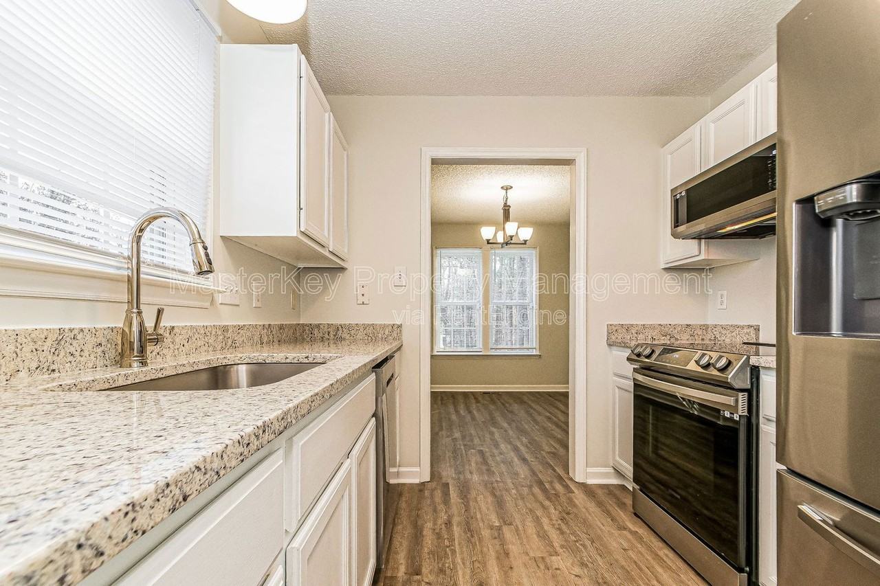 112 Burt St - Photo 7 of 27