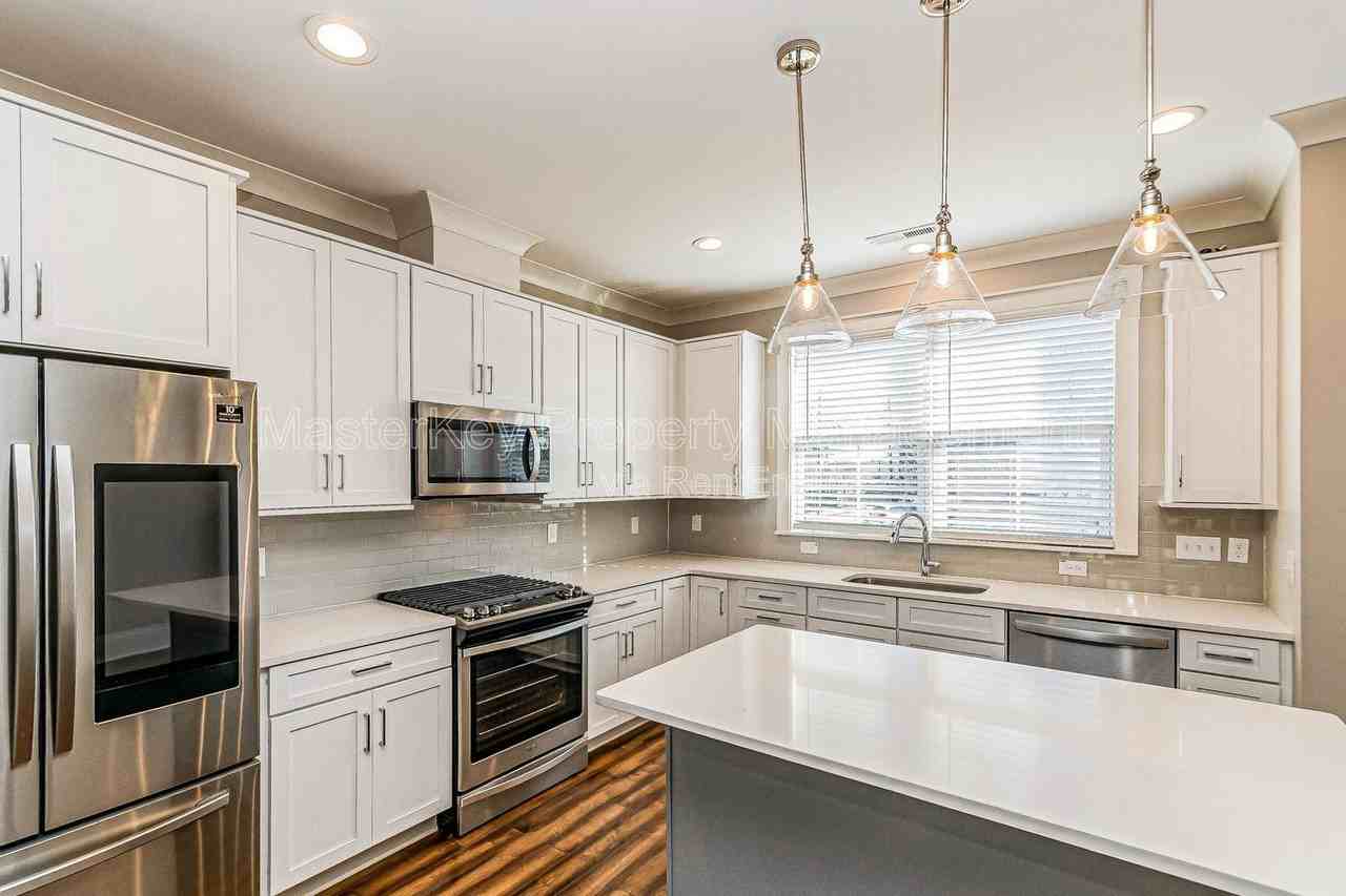 290 Spring Ave - Photo 3 of 30