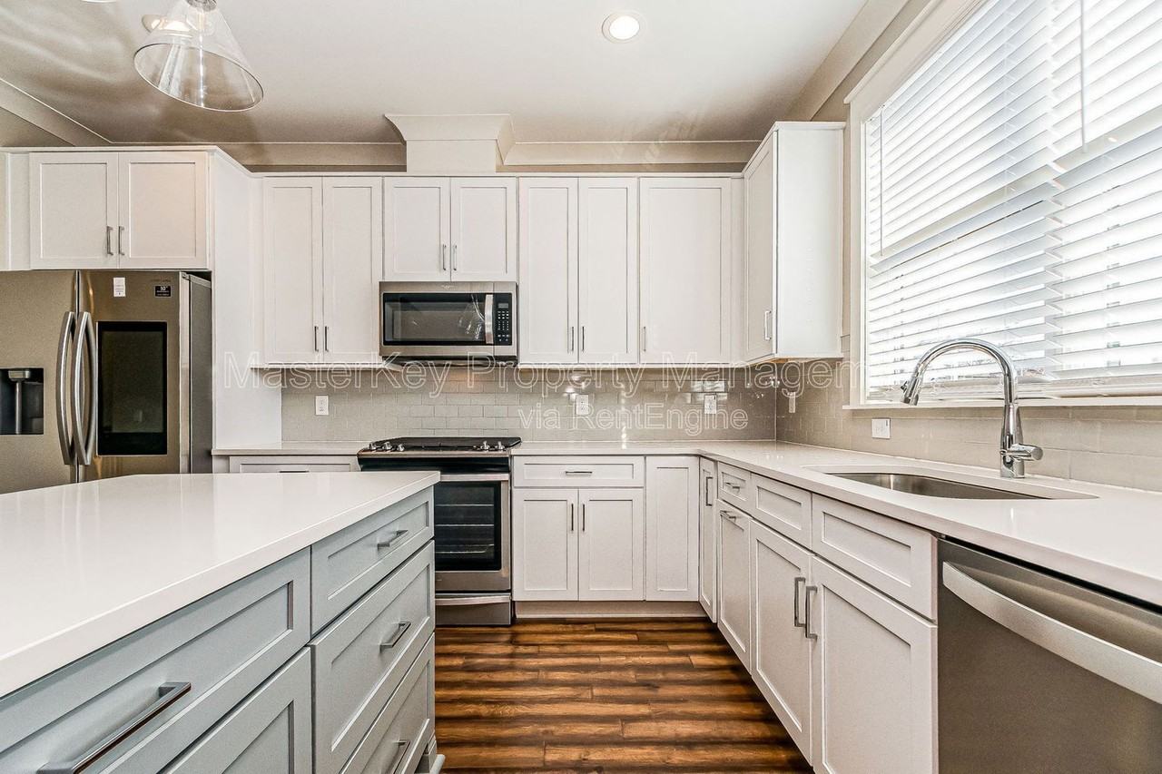 290 Spring Ave - Photo 4 of 30