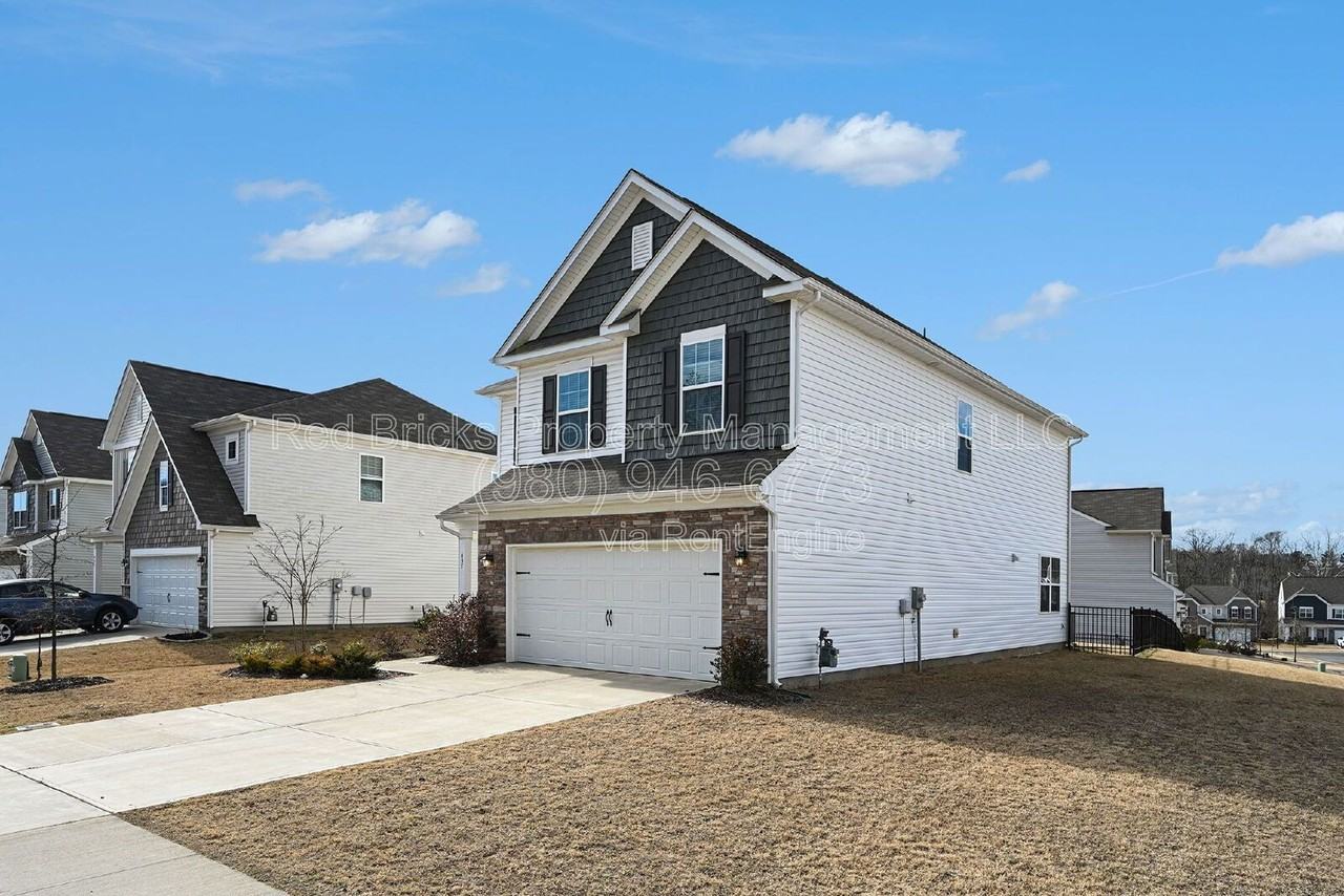 435 Kennerly Center Dr - Photo 4 of 40