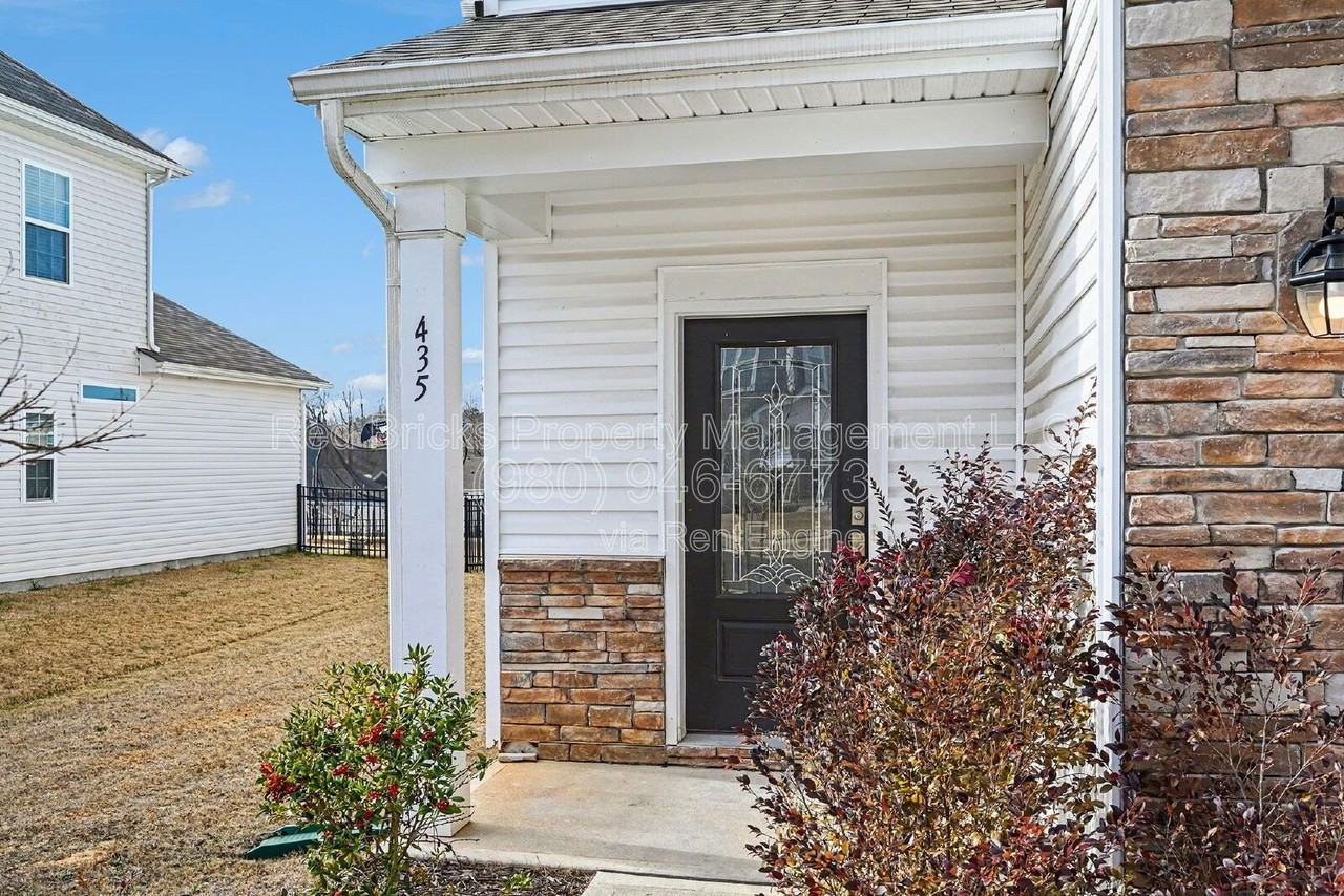 435 Kennerly Center Dr - Photo 5 of 40