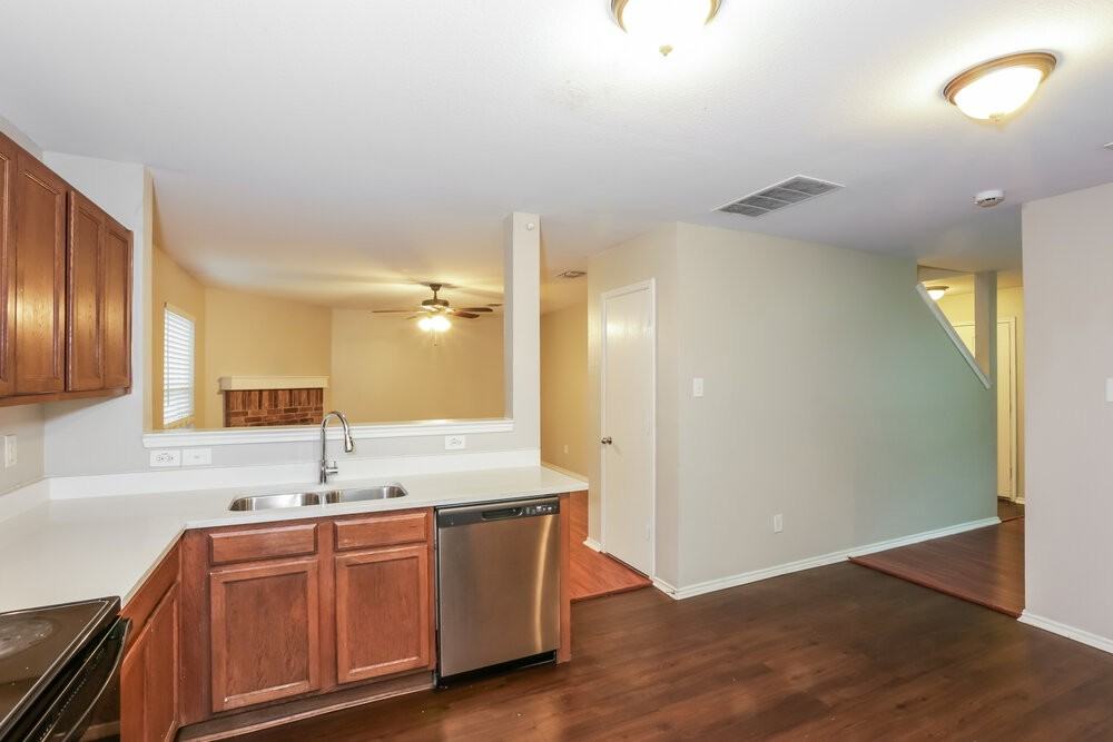 1054 Graystone Dr - Photo 7 of 17