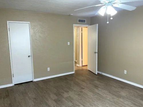 623 Valley View Dr - Photo 2 of 7