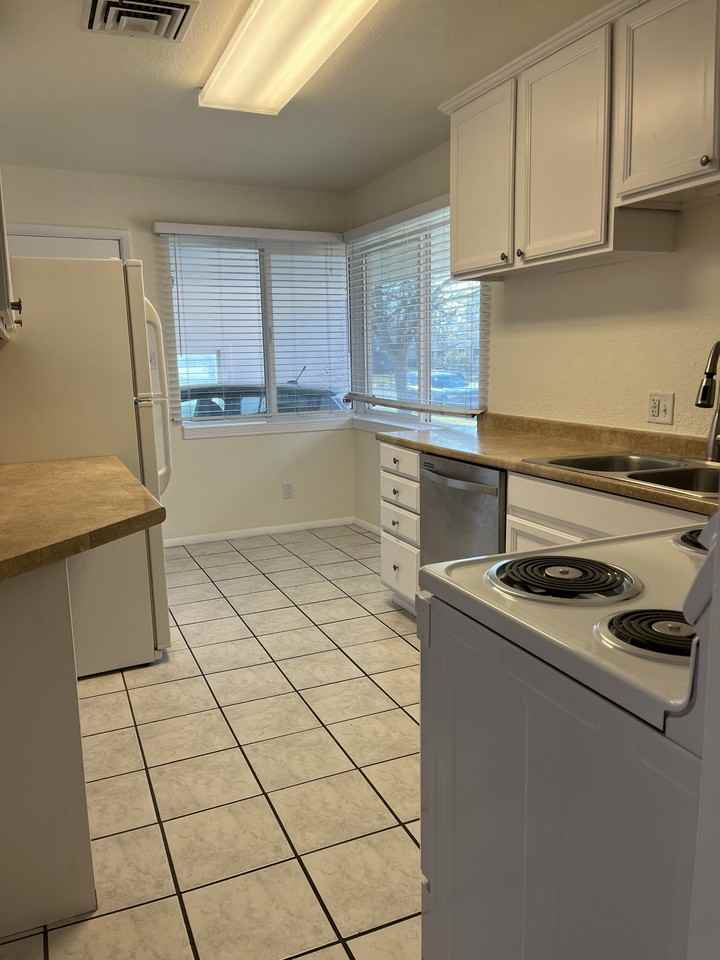 2919 S Glenmare St - Photo 3 of 13