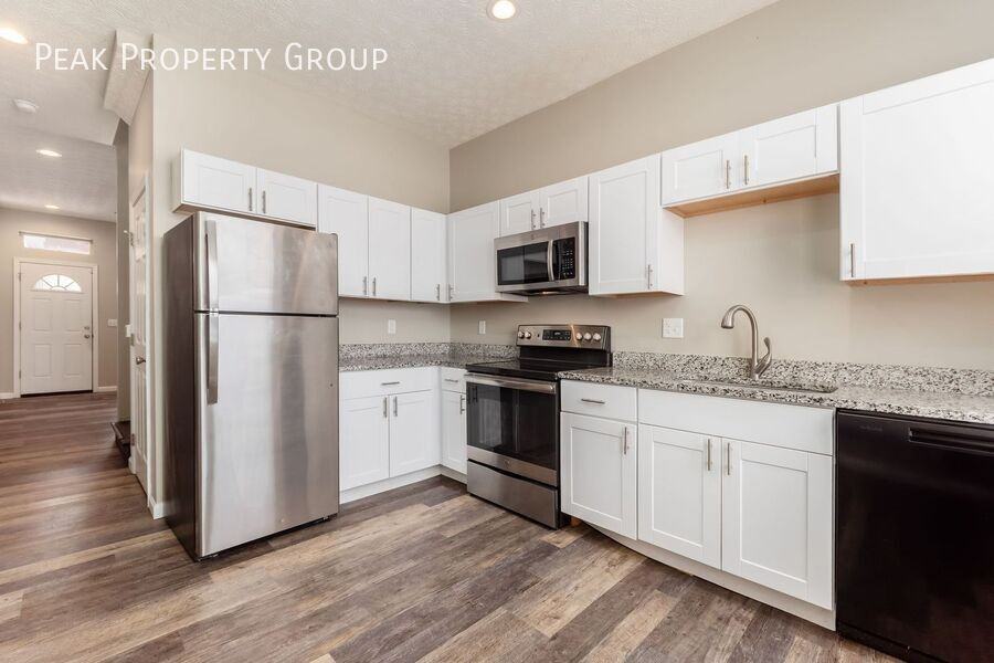 1363 Summit St - Photo 2 of 26