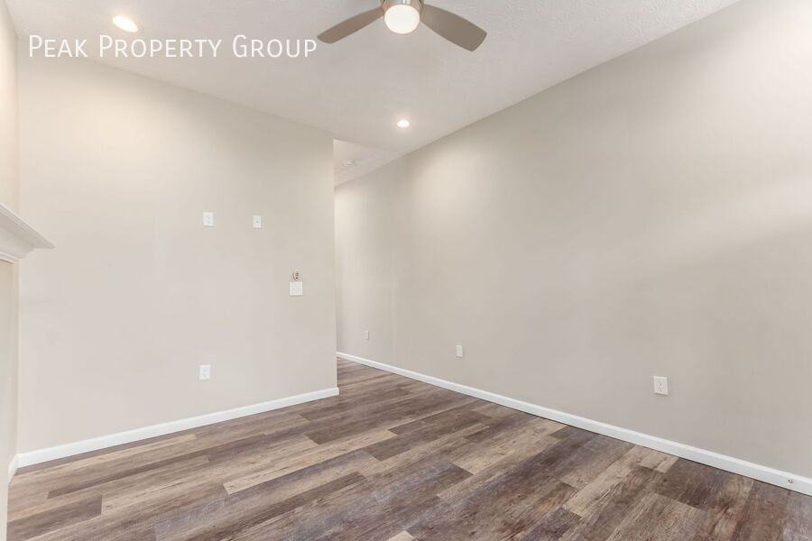 1363 Summit St - Photo 5 of 26