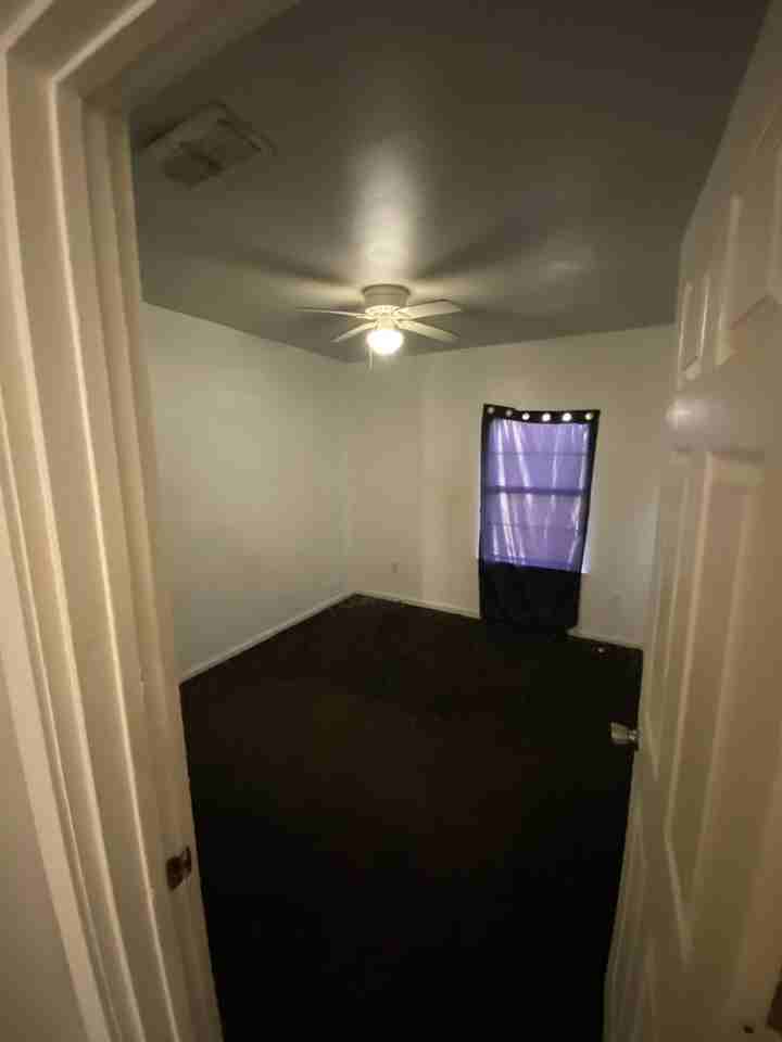 1307 E Travis St #NA - Photo 5 of 12