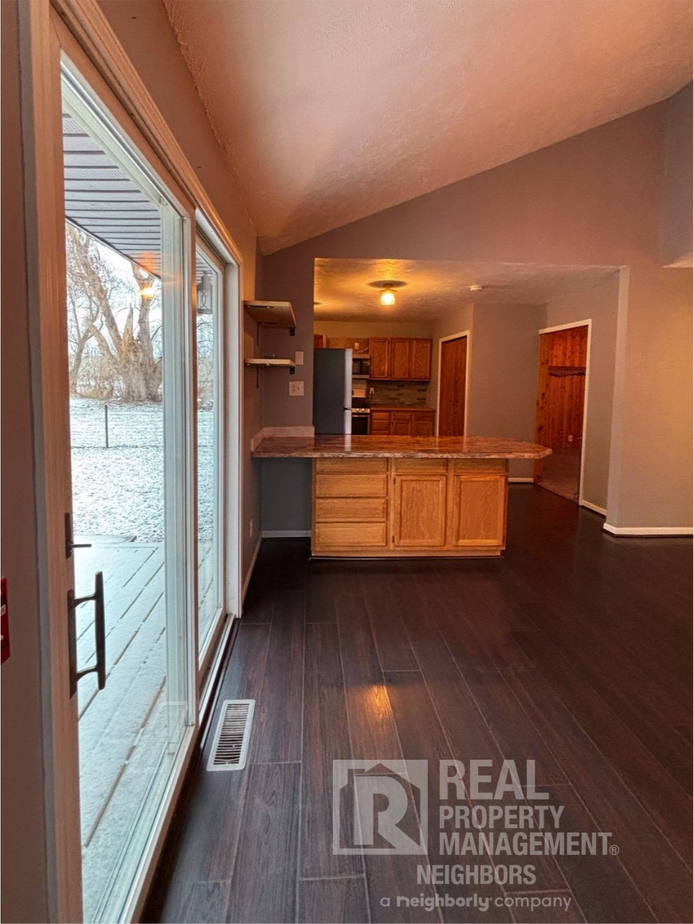 201 N Main St - Photo 3 of 23