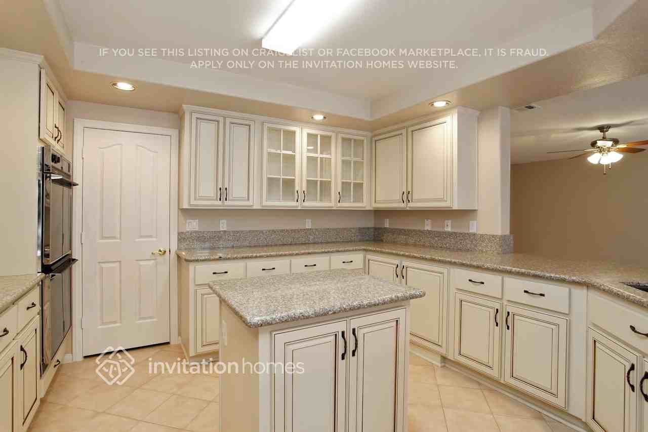 8963 Hillsboro Creek Ct - Photo 4 of 19