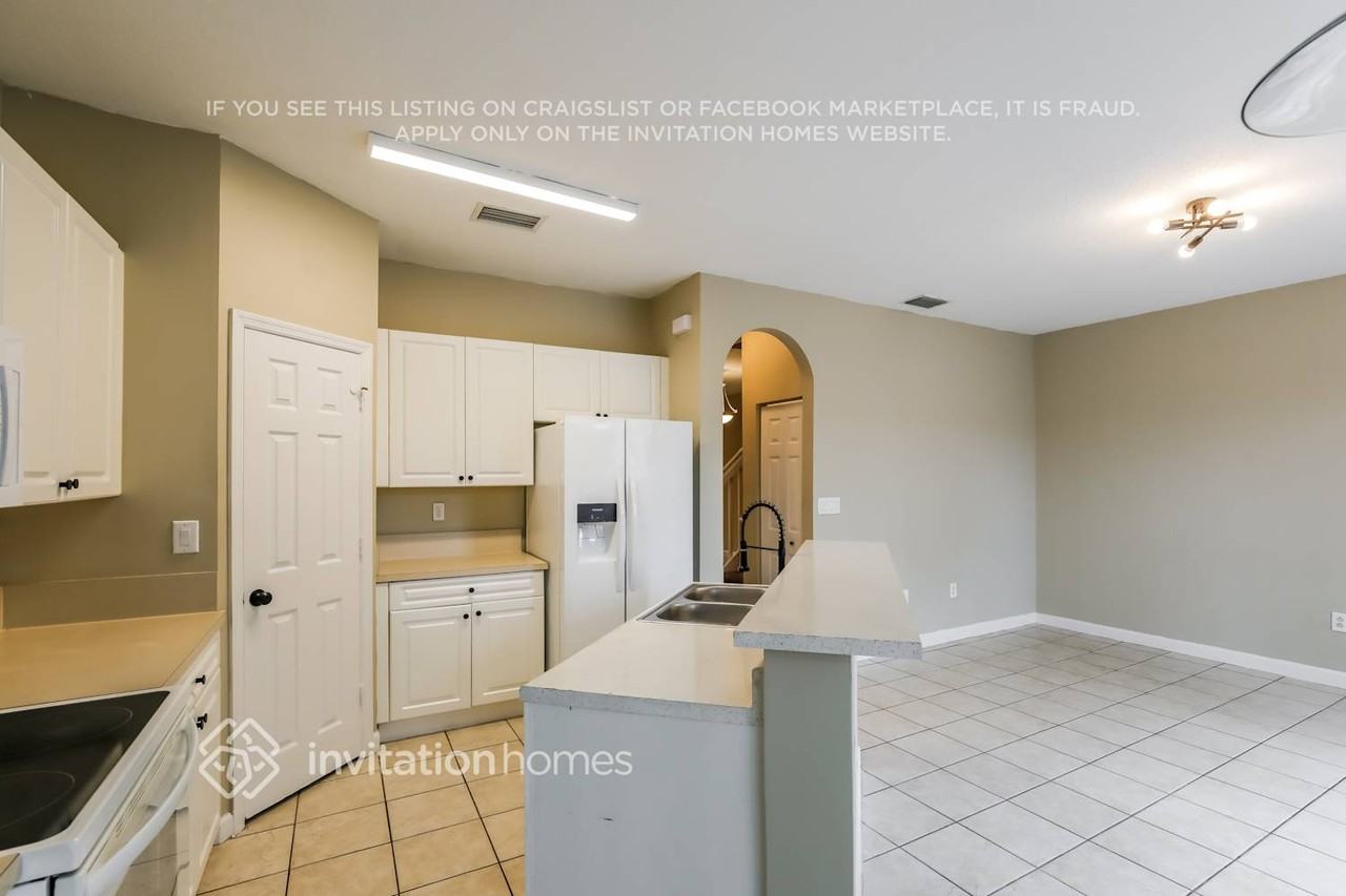 11351 Nw 56th Ter - Photo 7 of 18