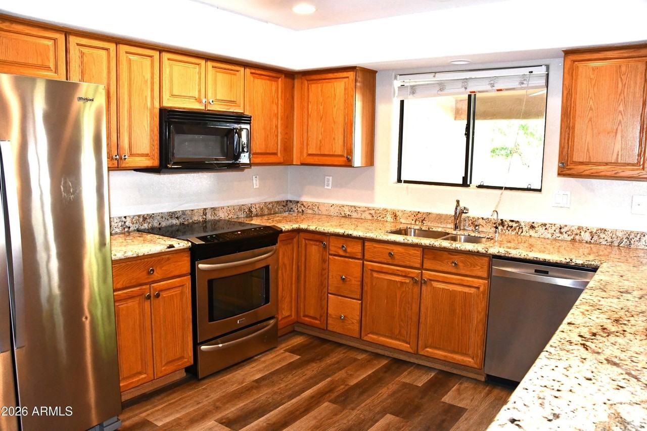 1346 W 13th St - Photo 3 of 23