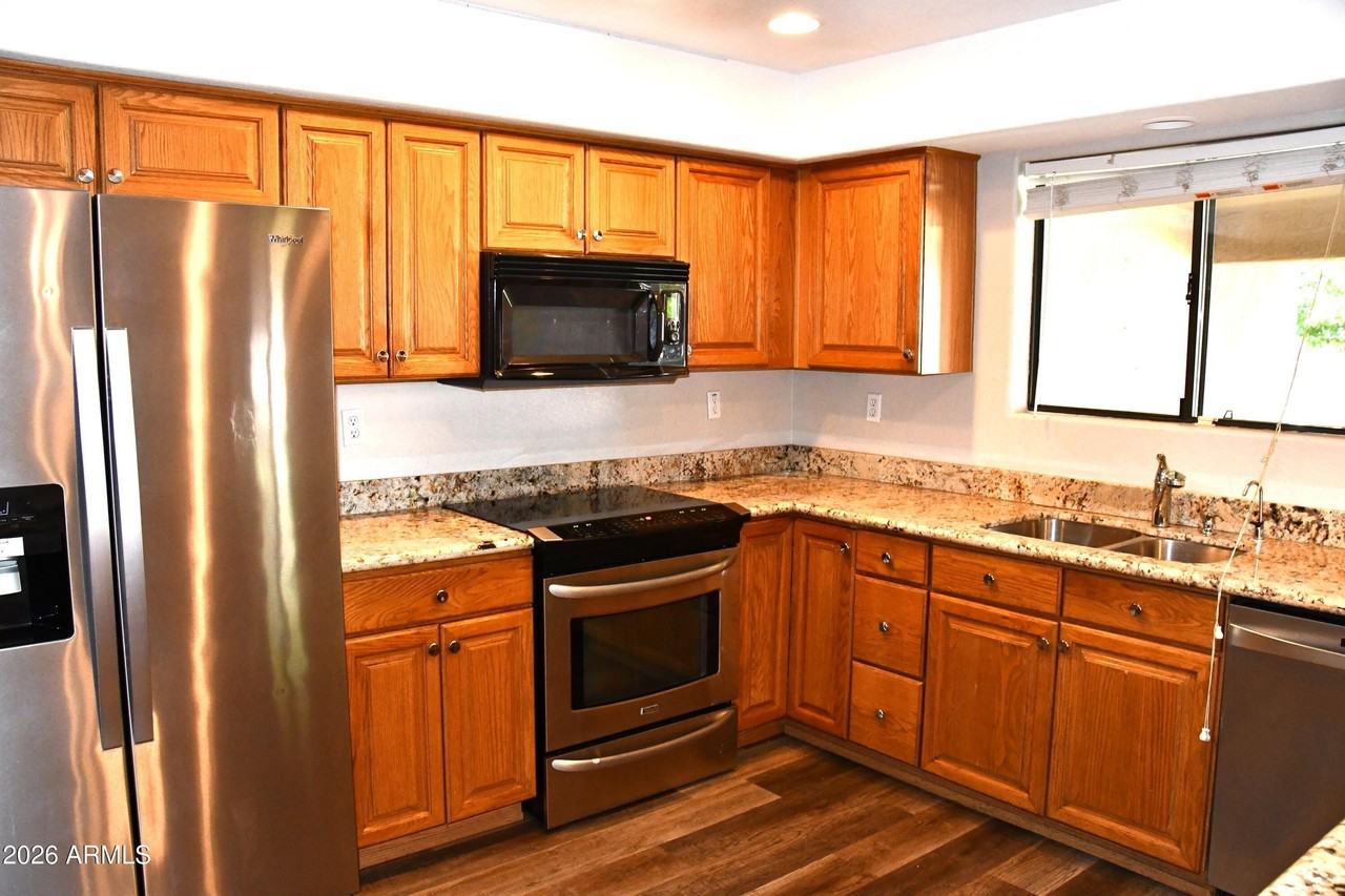 1346 W 13th St - Photo 4 of 23