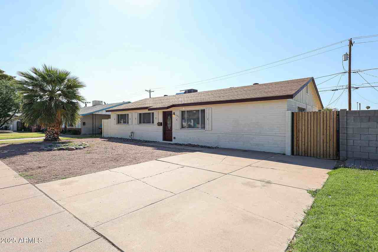 7501 E Pierce St - Photo 2 of 20