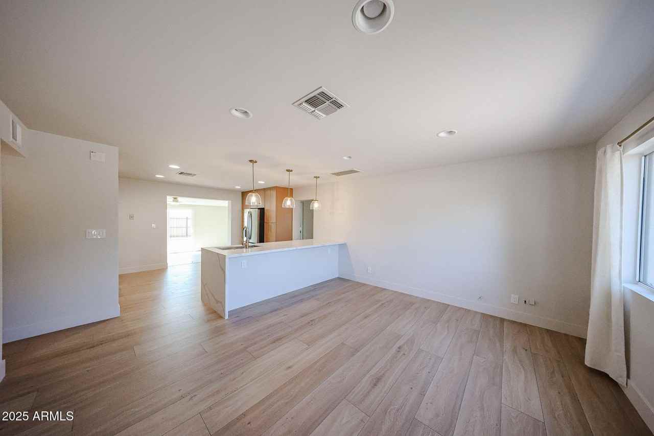 7501 E Pierce St - Photo 3 of 20