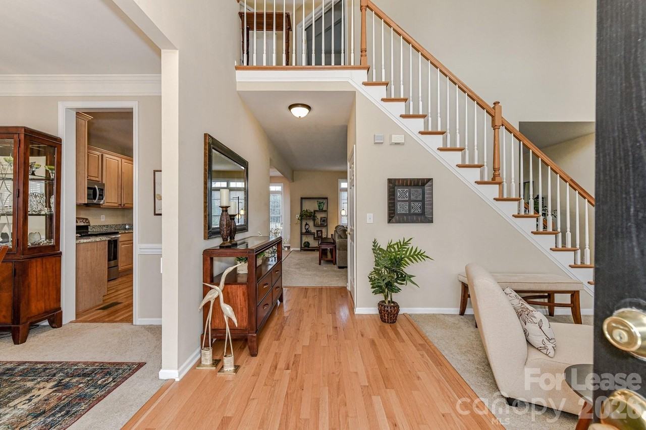 10645 Castlehill Dr - Photo 3 of 38