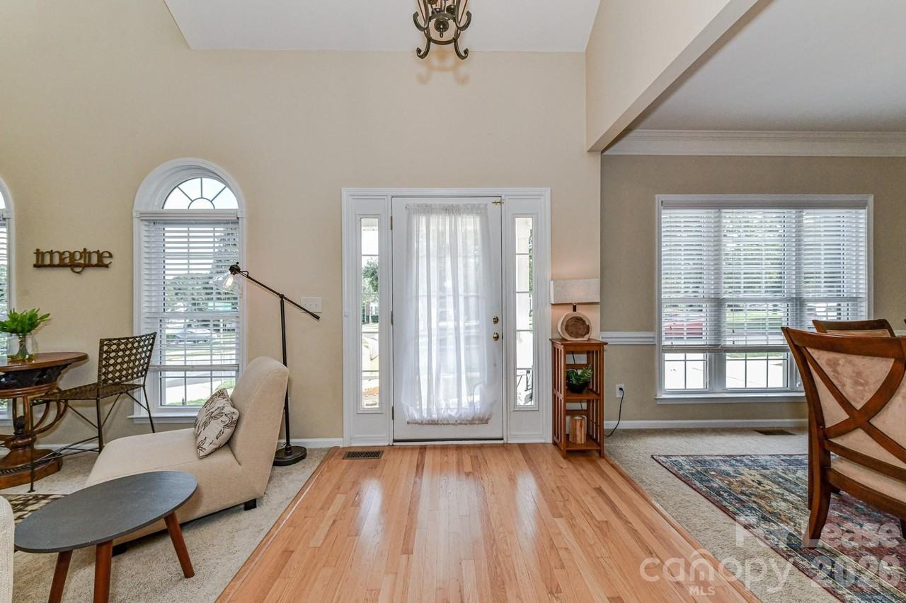 10645 Castlehill Dr - Photo 4 of 38