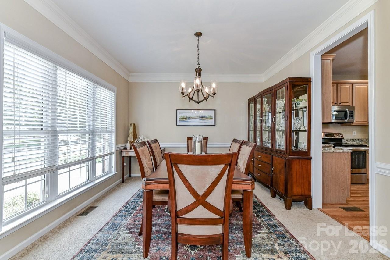 10645 Castlehill Dr - Photo 5 of 38