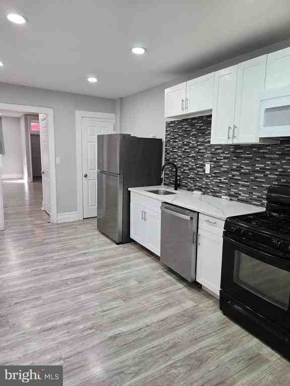 1031 Hyatt St - Photo 5 of 13