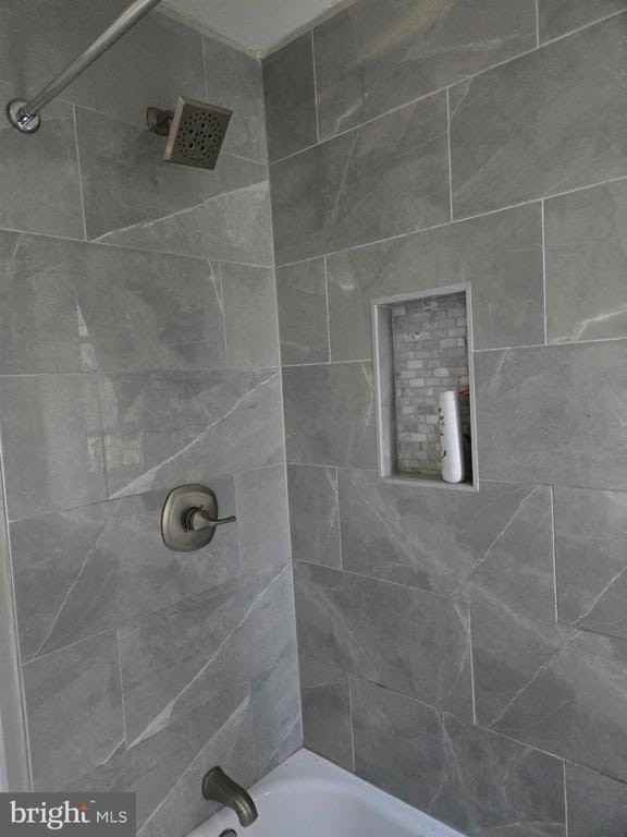 1031 Hyatt St - Photo 7 of 13