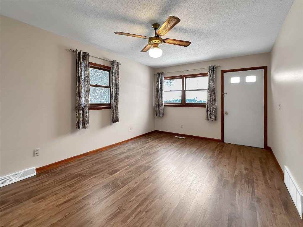 211 Walnut St - Photo 2 of 14