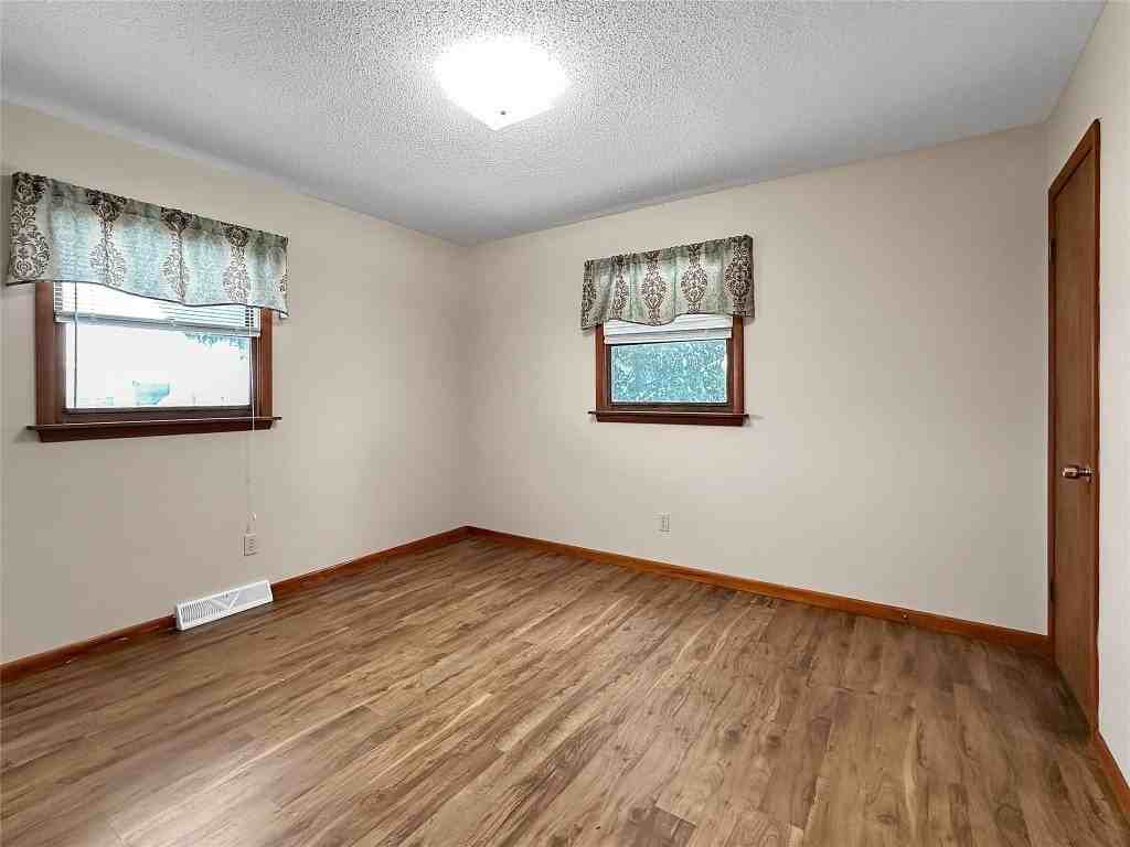 211 Walnut St - Photo 7 of 14