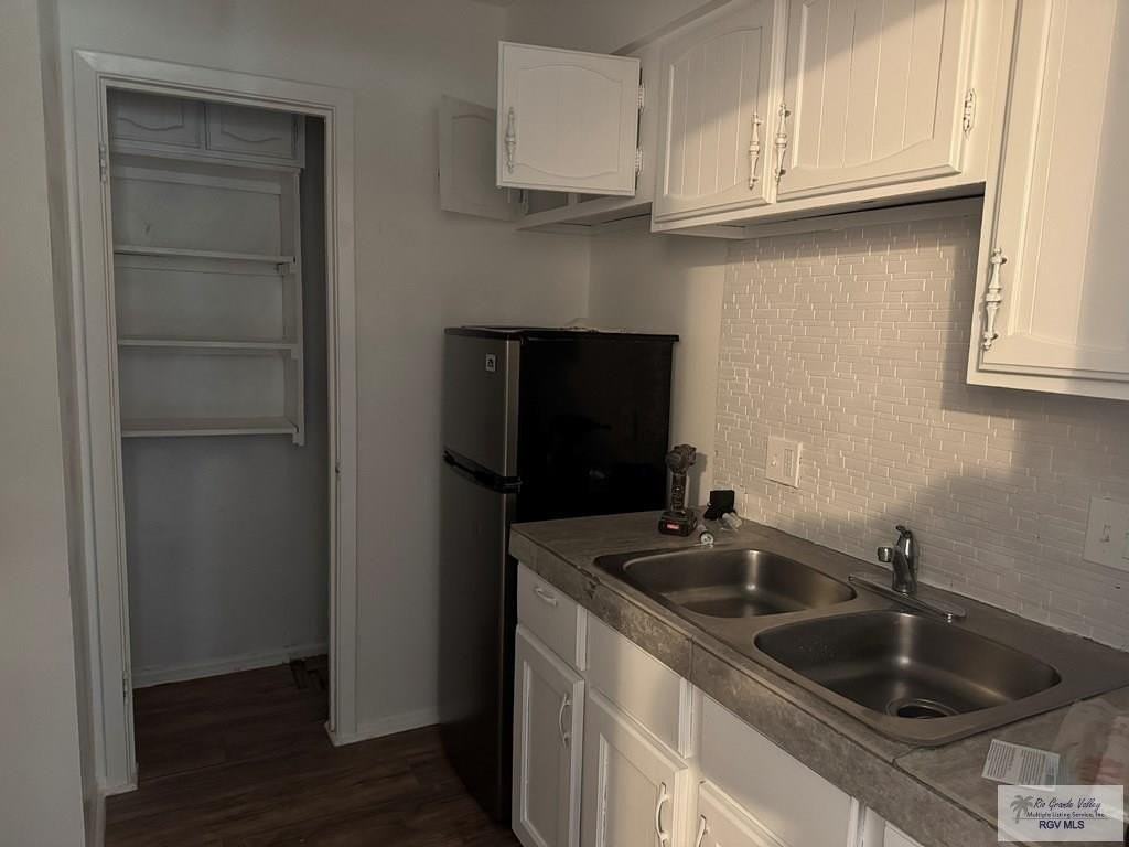 802 Continental Dr Apt 4 - Photo 5 of 12