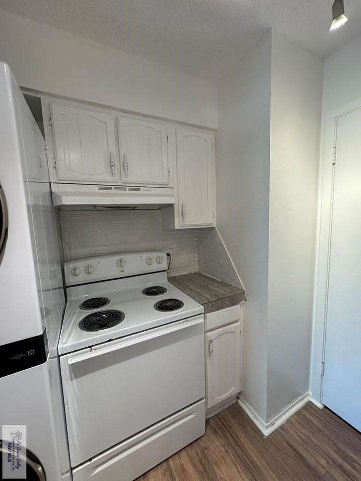 802 Continental Dr Apt 4 - Photo 7 of 12