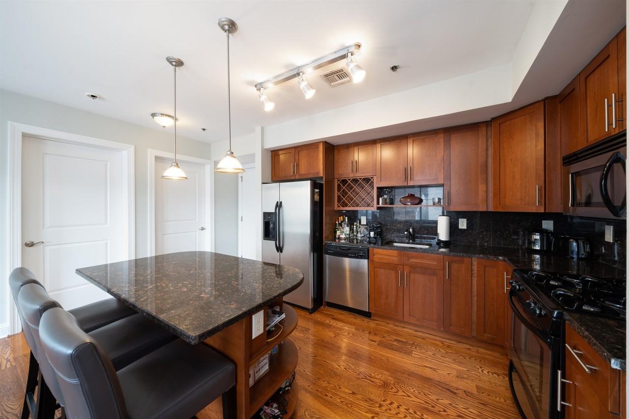 136 41st St #202 - Photo 3 of 19