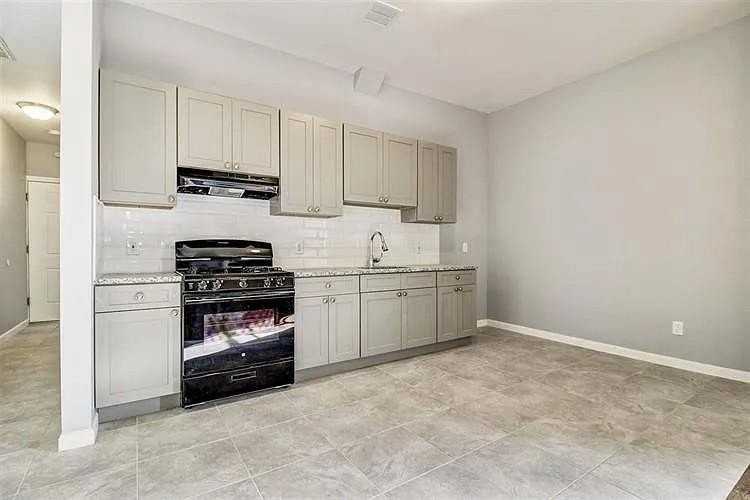 585 Bramhall Ave #3 - Photo 4 of 10