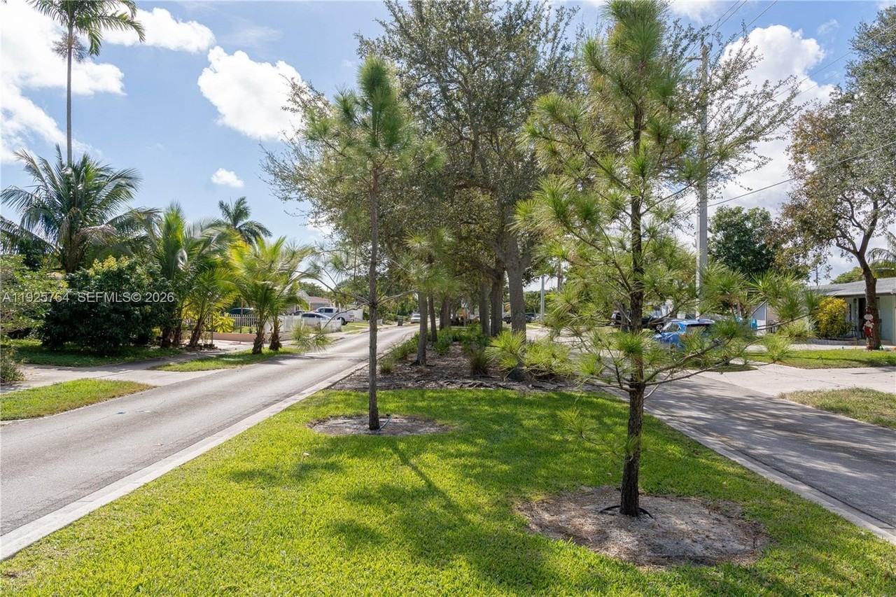 5464 Ne 3rd Ave - Photo 4 of 35