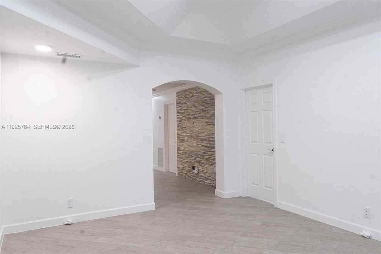 5464 Ne 3rd Ave - Photo 6 of 35