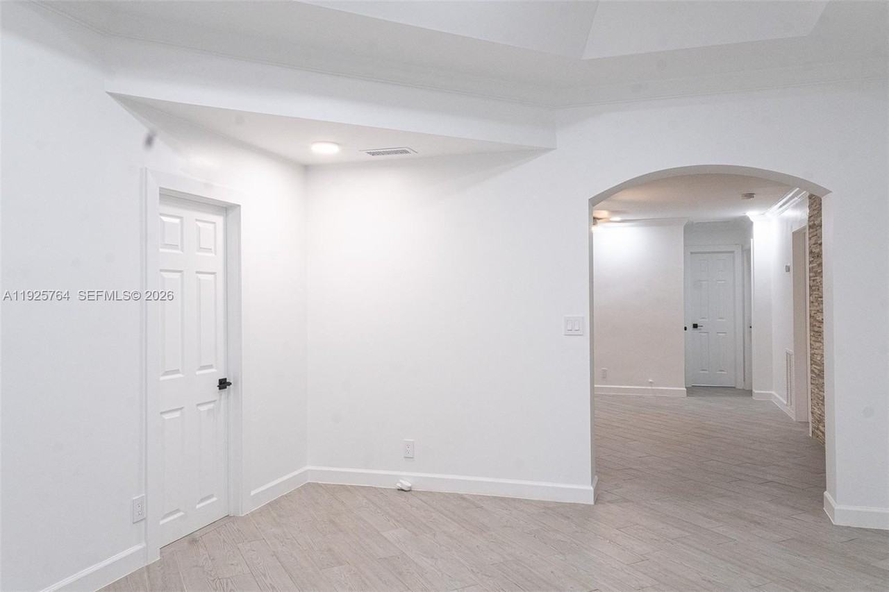 5464 Ne 3rd Ave - Photo 7 of 35