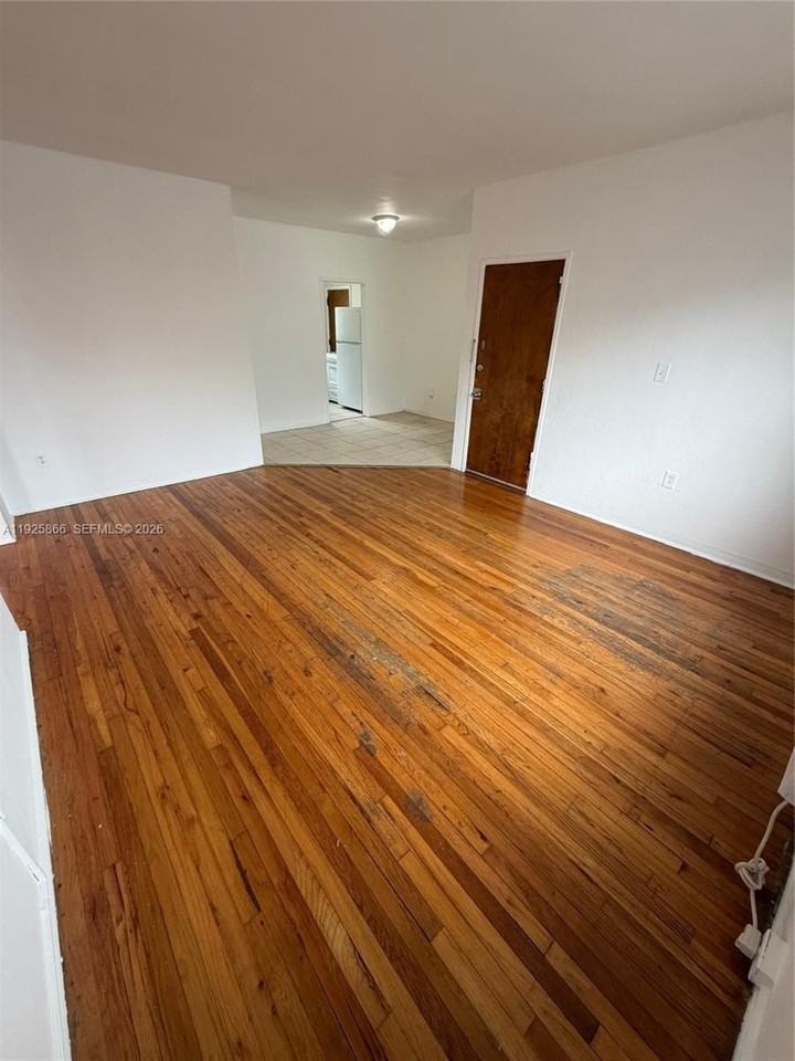 945 Bay Dr #6 - Photo 3 of 8