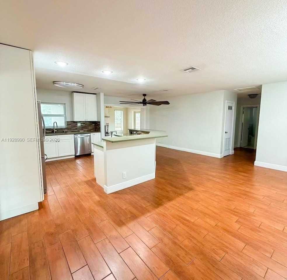 1040 Lyons Park Dr - Photo 3 of 30