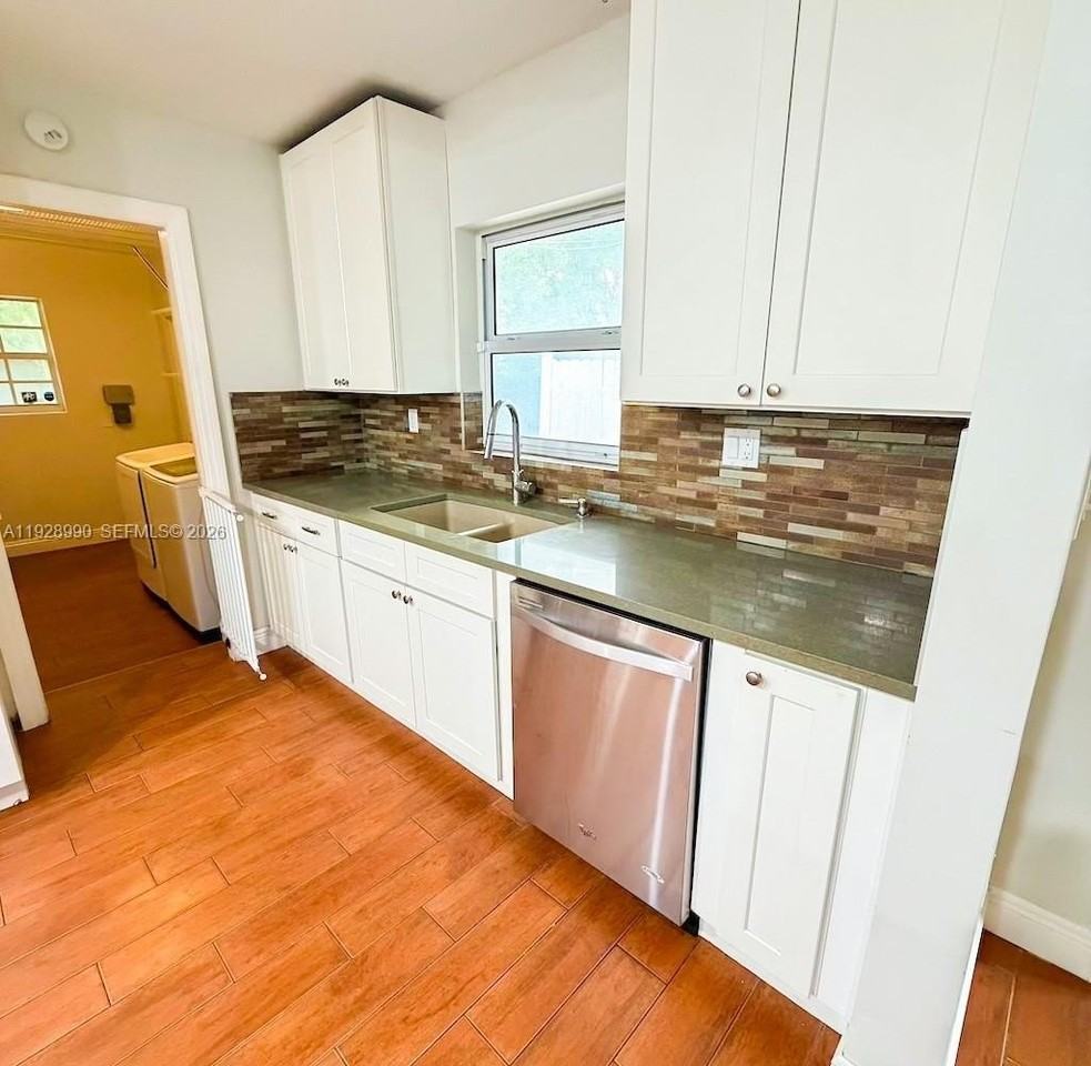 1040 Lyons Park Dr - Photo 6 of 30